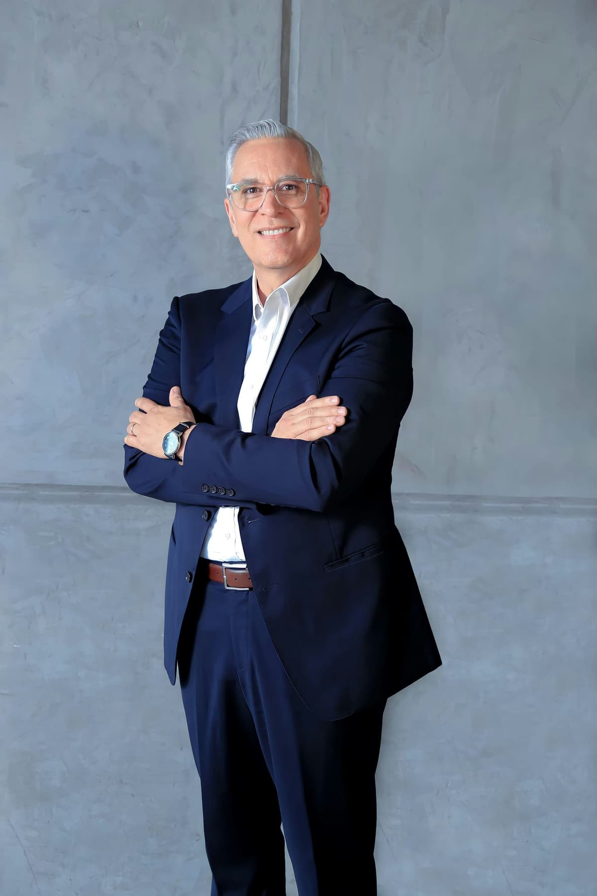 Director cu experiență într-un portret de studio