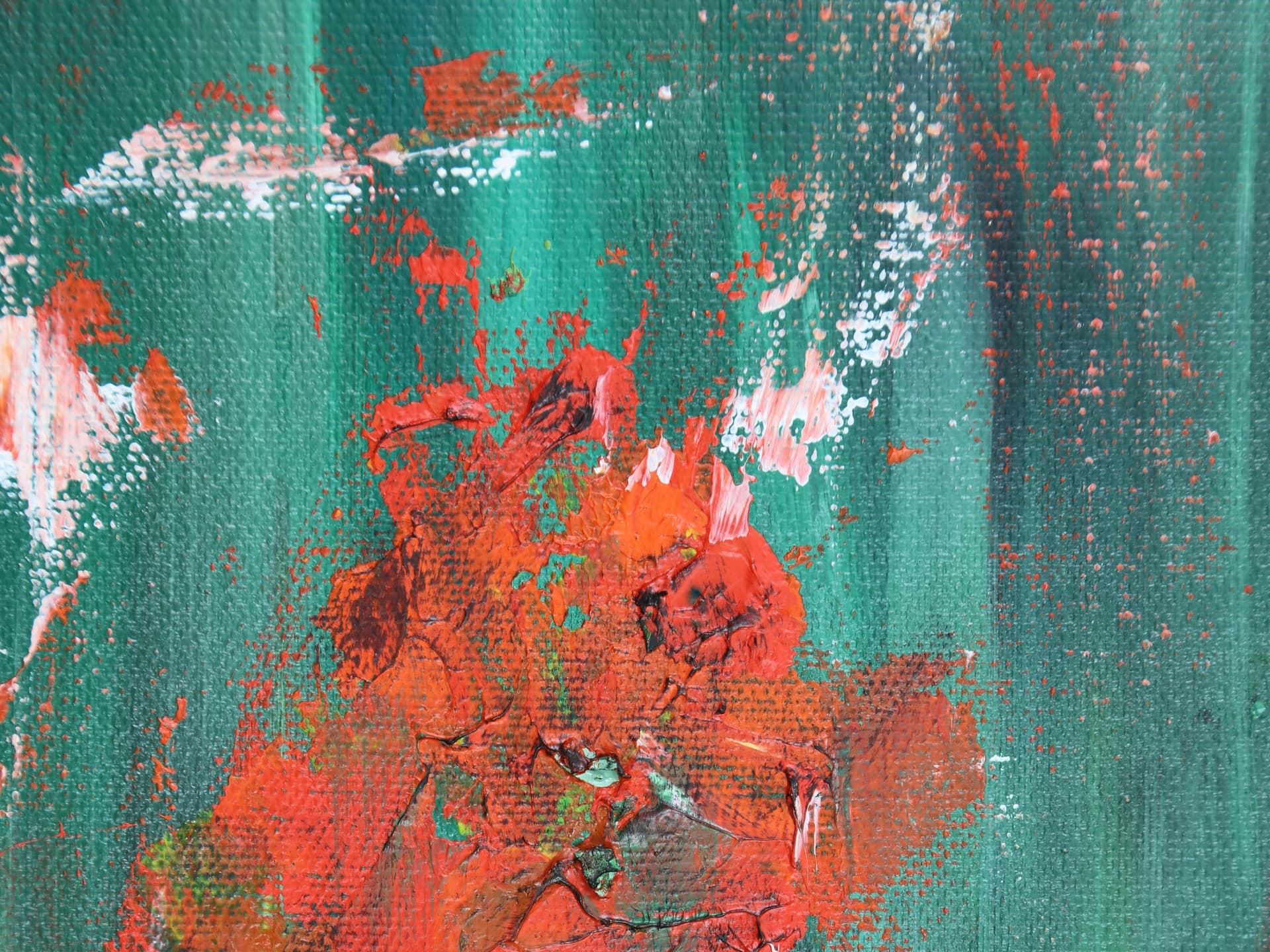 Pictură abstractă: tușe de verde-teal și alb, cu o pată de roșu-portocaliu