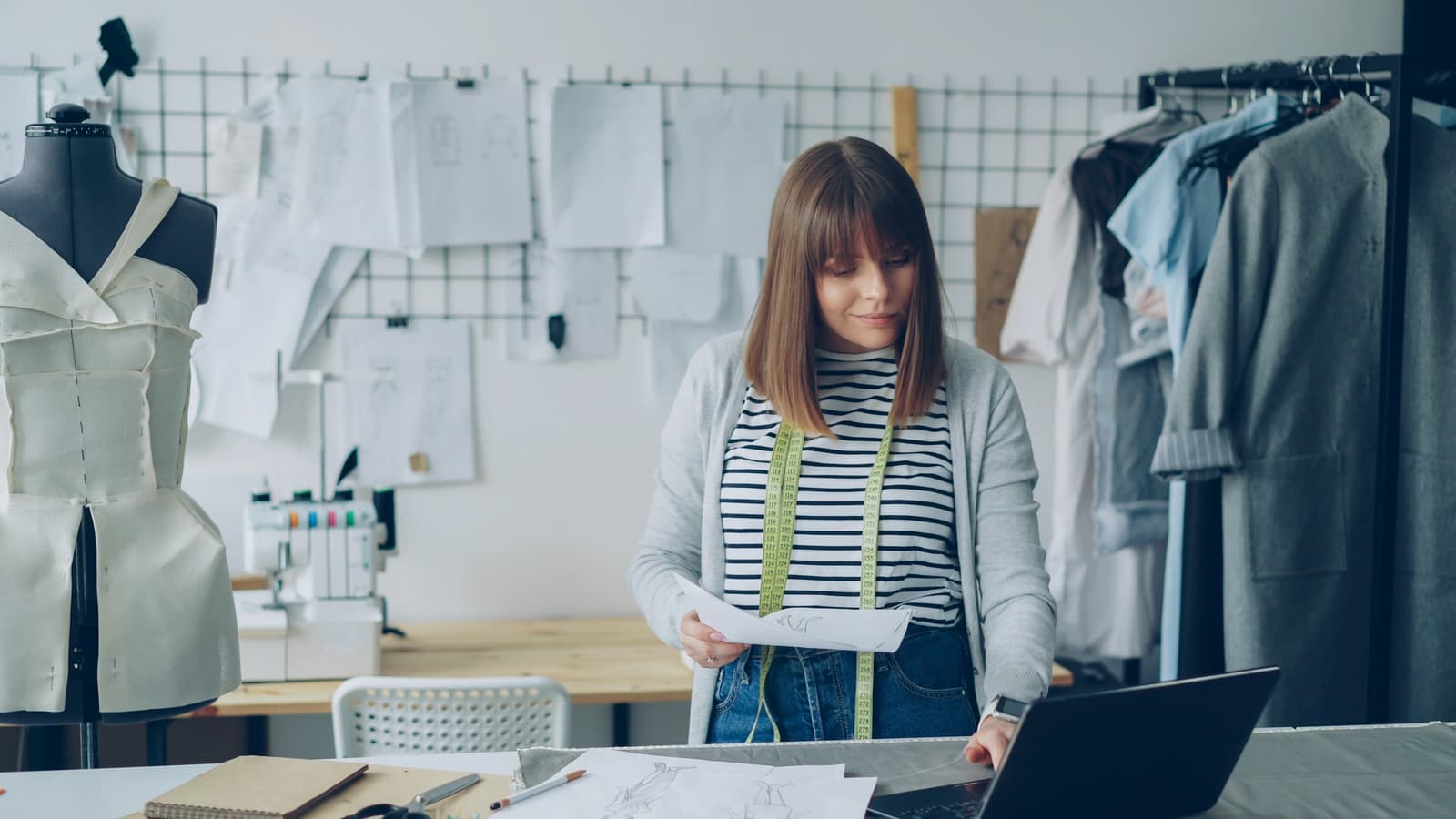 Designer de modă lucrând la masa din atelier